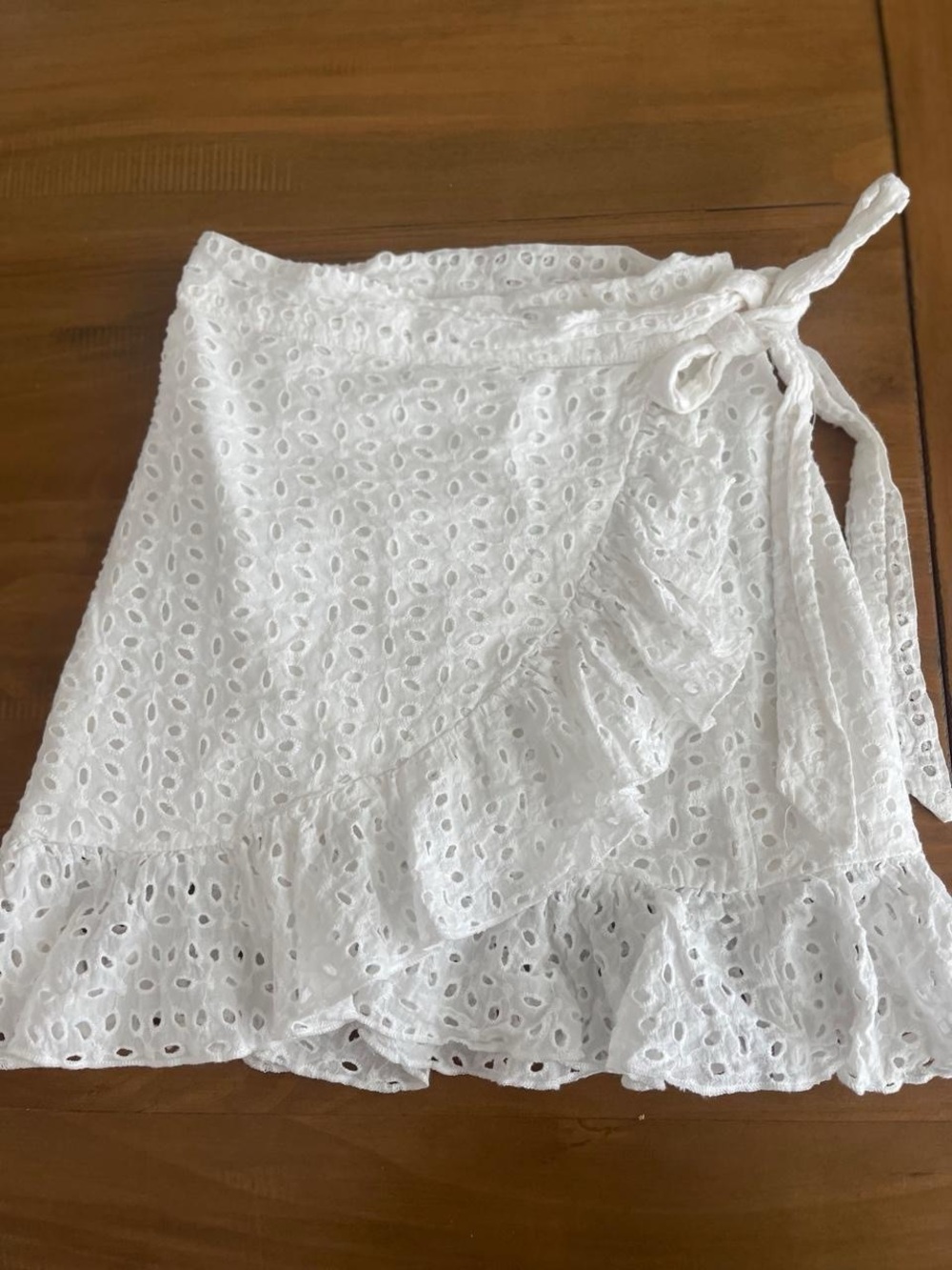 Women’s White eyelet wrap skirt with ruffle hem size XS